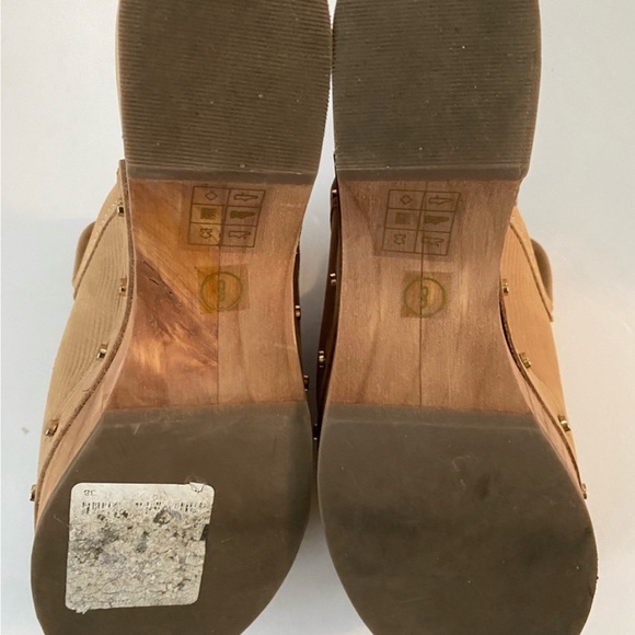 DV by DOLCE VITA Closen Nubuck Camel Studded Wooden Heel Clogs Size 8 GUC - Picture 6 of 6